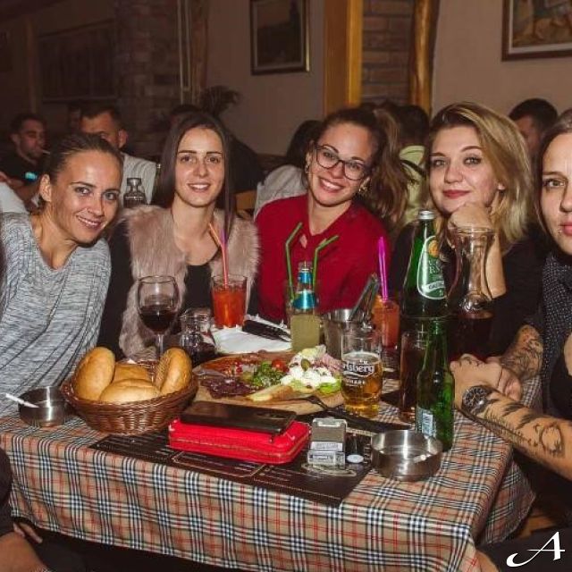 Kafana Barberi - grupa žena za stolom