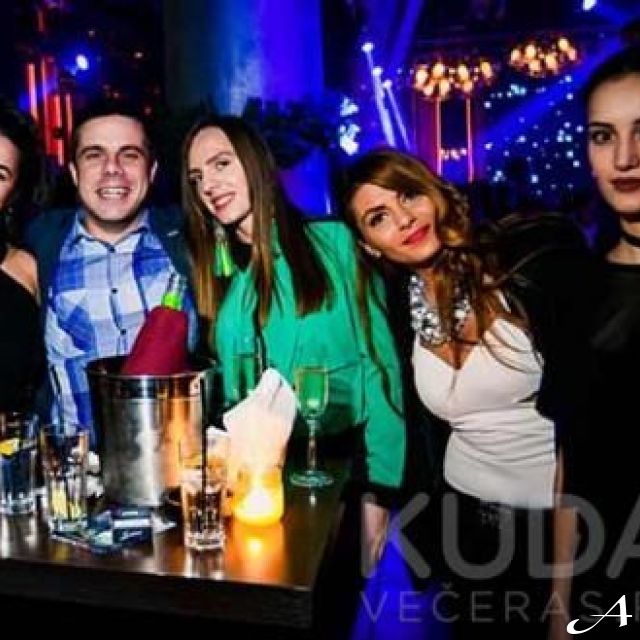 Doček Nove godine - grupa ljudi na žurci