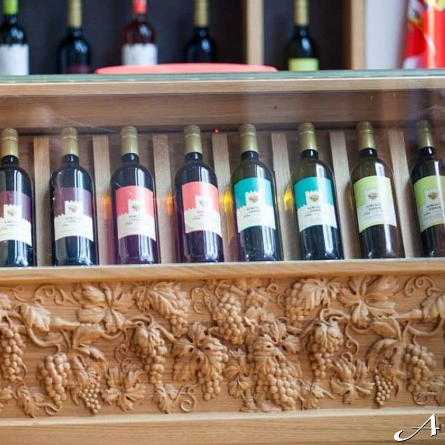 Restoran Gabbiano - flaše vina u vitrinama