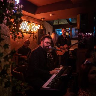 Dolly Bell - muzičar svira klavir