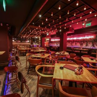 Dolly Bell matinee - prazne stolice i stolovi
