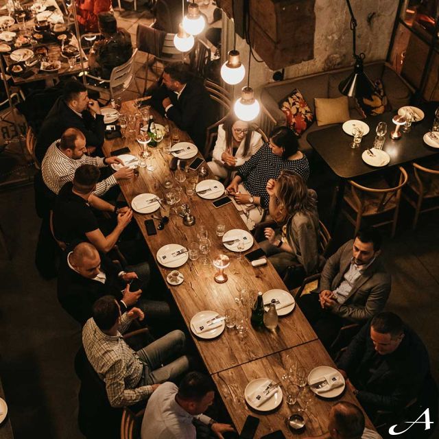 Restoran Ambar - gosti za stolom