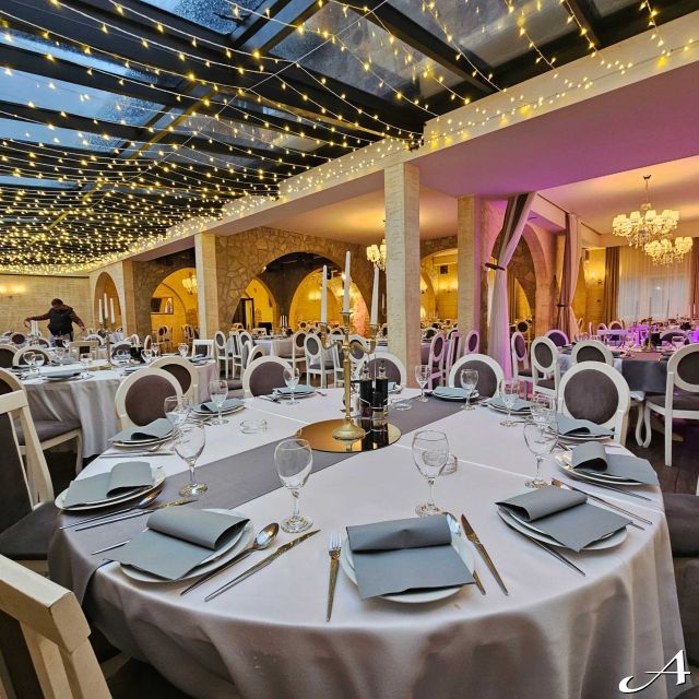 Hotel restoran Vila Konak - prazni stolovi