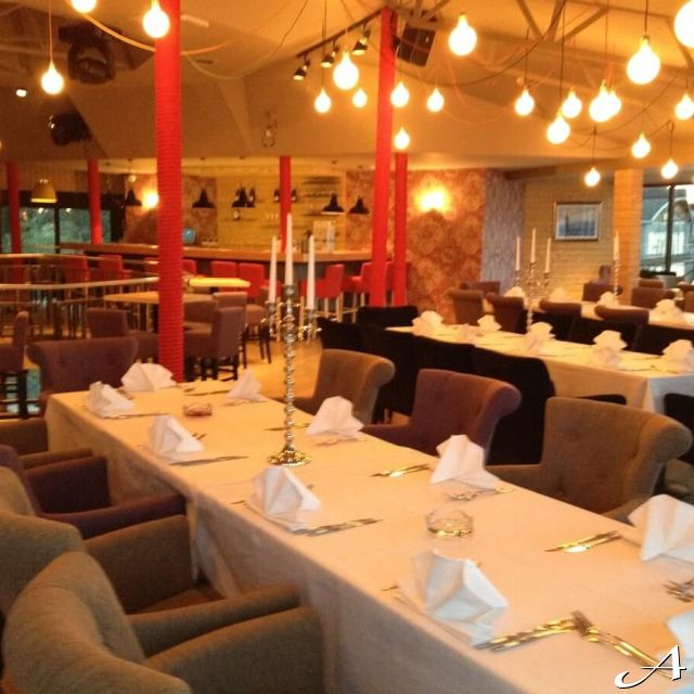 Restoran Gabbiano - prazni stolovi i stolice