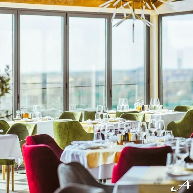 Restoran Mokum - prazni stolovi i stolice