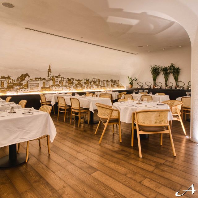 Hotel Radisson - prazni stolovi i stolice