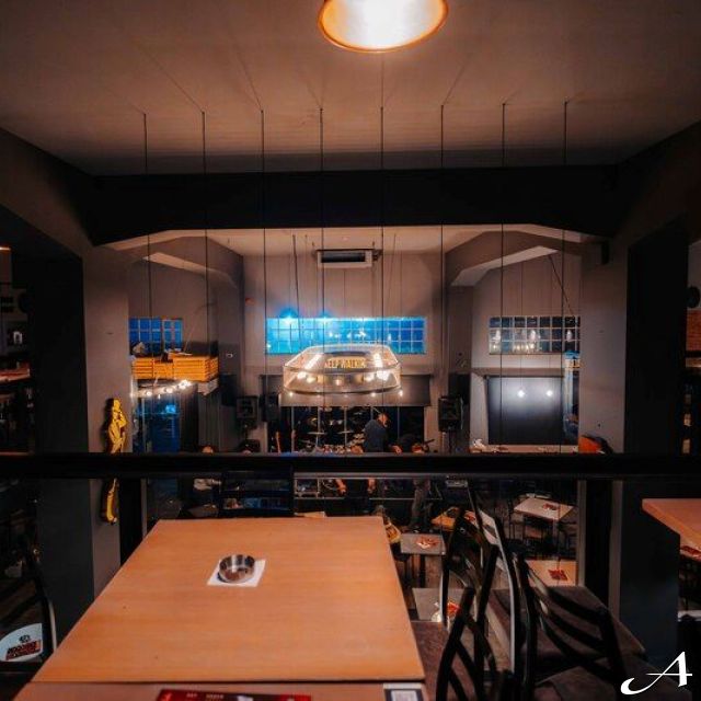 Kafana Druga Kuća - prazne stolice i stolovi
