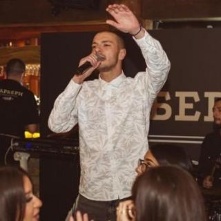 Kafana Barberi - pevač na bini