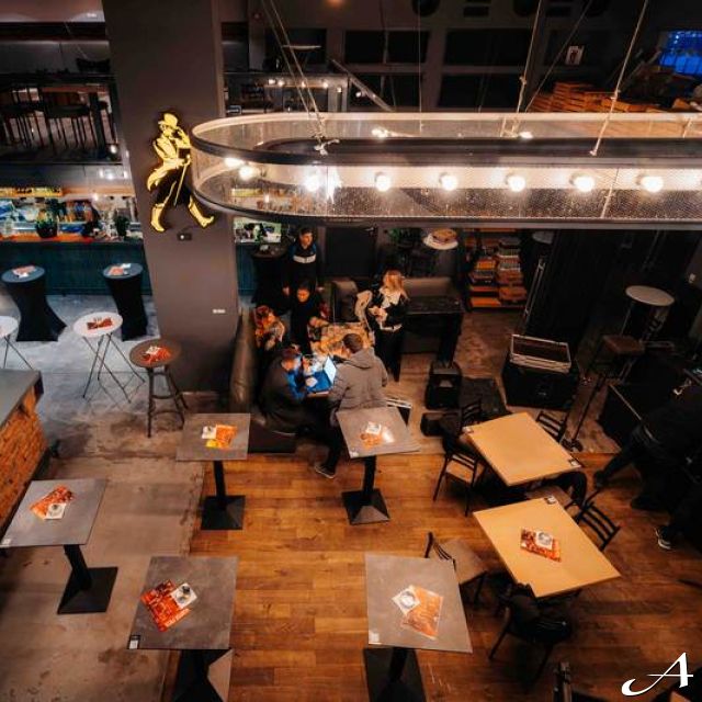 Kafana Druga Kuća - prazni stolovi i bar