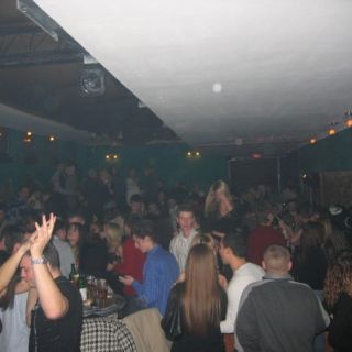 Klub Danguba - gužva i ljudi