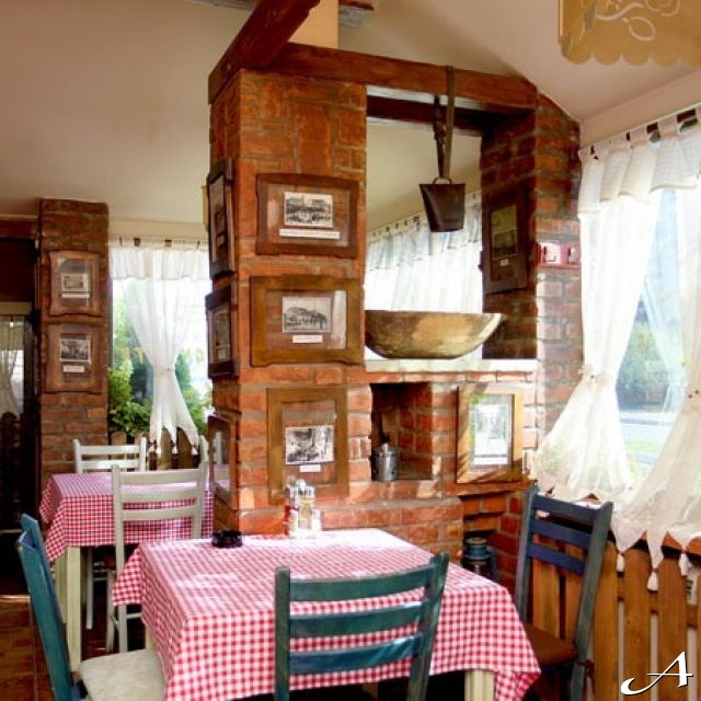 Restoran Staro ognjište - unutrašnjost sa stolovima