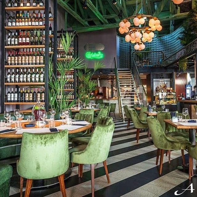Gastro bar - enterijer sa stolovima