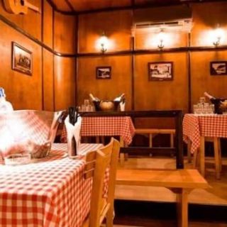 Splav kafana Uzbuna - unutrašnjost sa stolovima