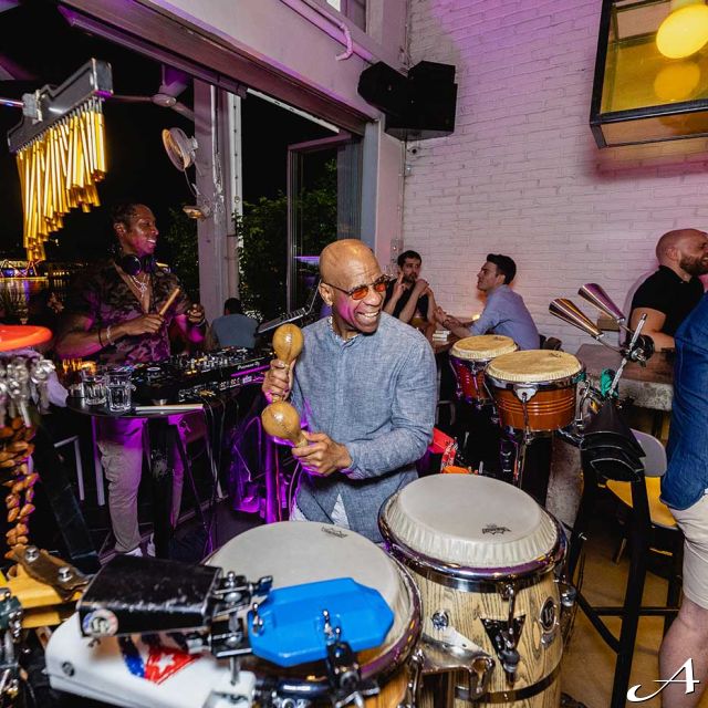 Gastrobar - muzičari s instrumentima