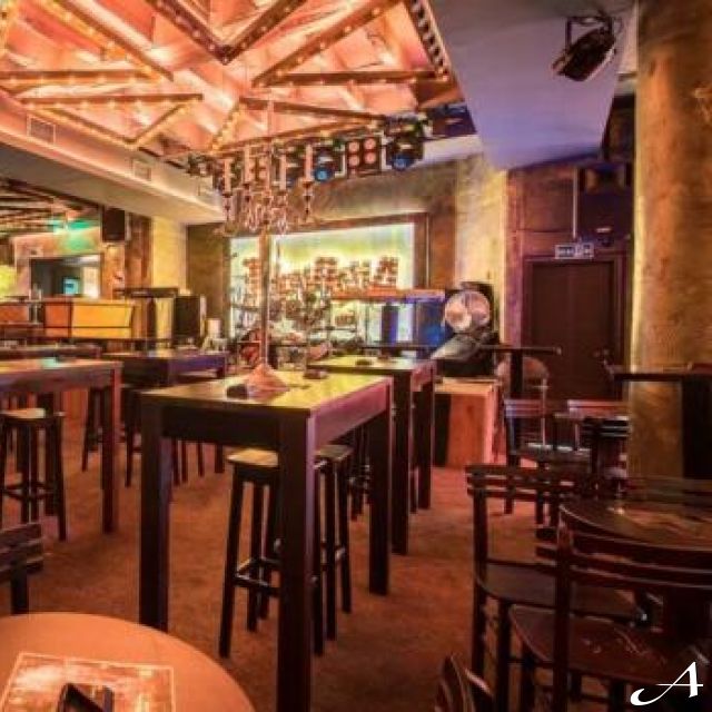 Klub kafana Tarapana - prazan enterijer sa stolovima