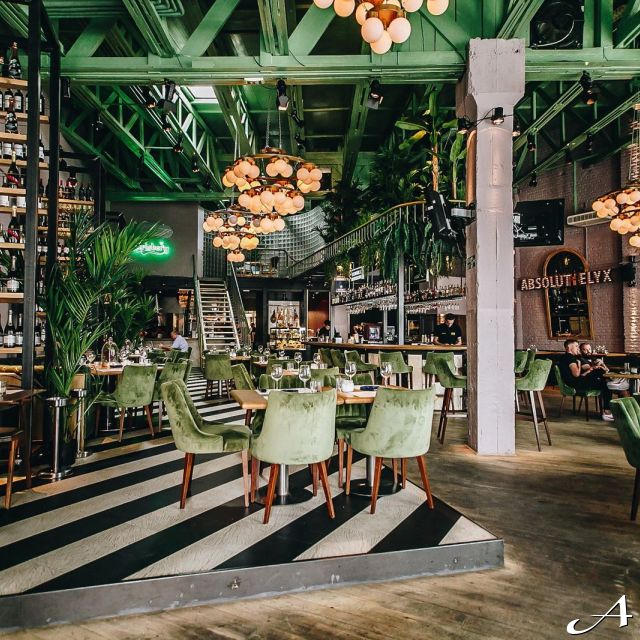 Gastro bar - enterijer sa stolovima