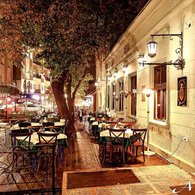 Restoran Zlatni bokal - spoljašnji stoovi noću