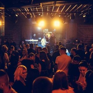 Doček Nove godine - publika i bend