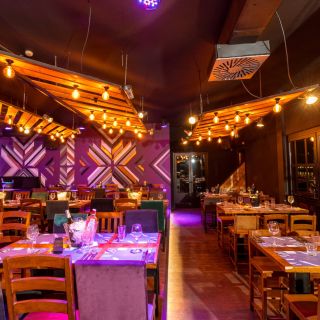 Klub restoran Baraka - prazne stolice i stolovi