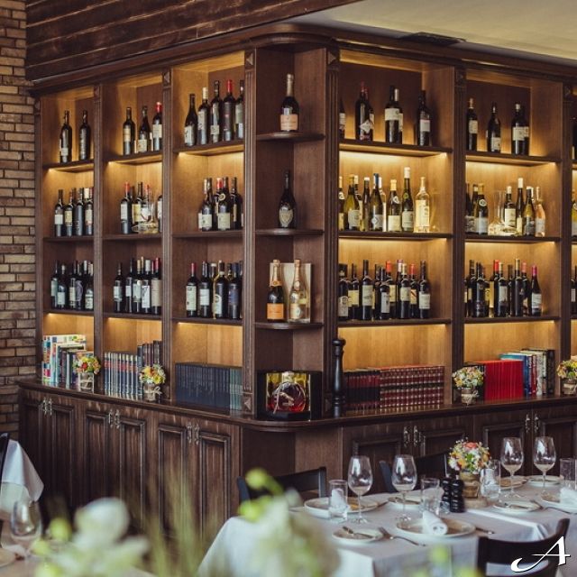 Restoran Grafičar - police sa vinima