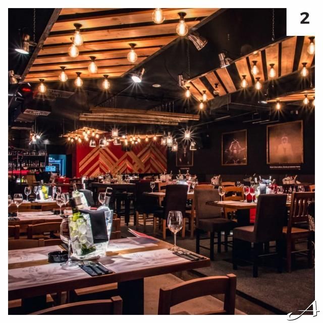 Klub restoran Baraka - prazne stolice i stolovi