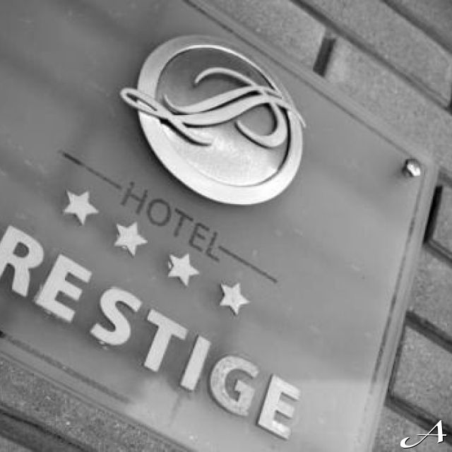 Hotel Prestige - tabla na zidu