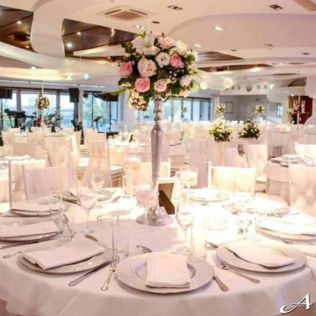 Restoran Zlatnik Hall - elegantno dekorisani stolovi