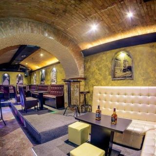 Klub Bombo Džej - enterijer sa sedištima