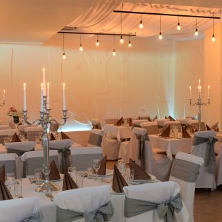Doček Nove godine - elegantno dekorisan restoran