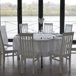 Doček Nove godine - sto sa stolicama