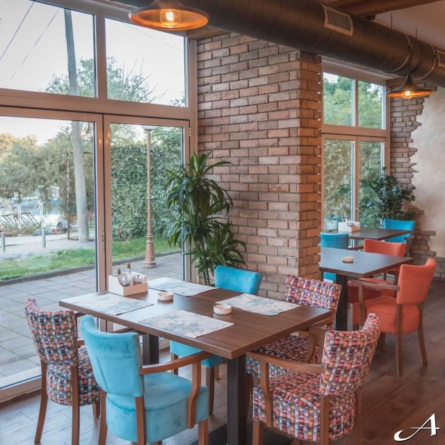Restoran Miris Dunava - prazni stolovi i stolice