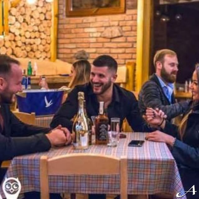 Srpska Nova godina - ljudi u kafani