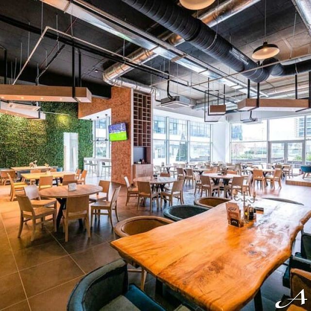 Restoran Take Square - prazne stolice i stolovi