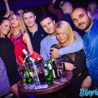 Doček Nove godine - grupa ljudi na žurci