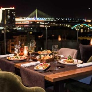 Hotel Amsterdam - sto sa hranom i pićem