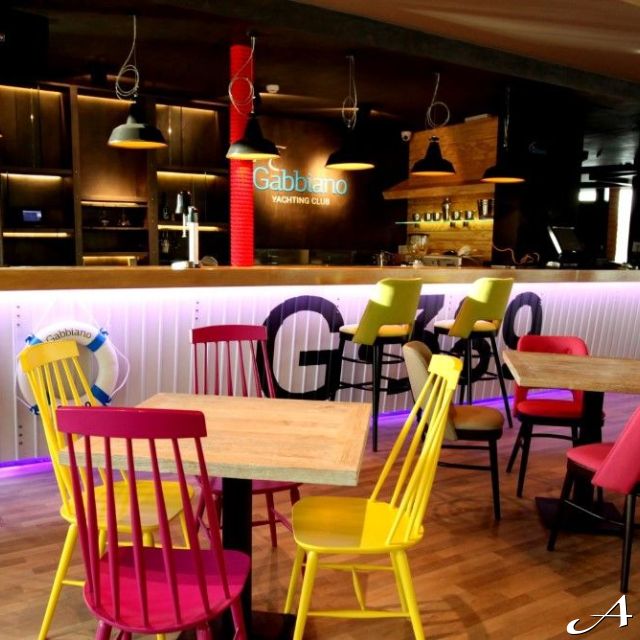 Restoran Gabbiano - šarene stolice i stolovi