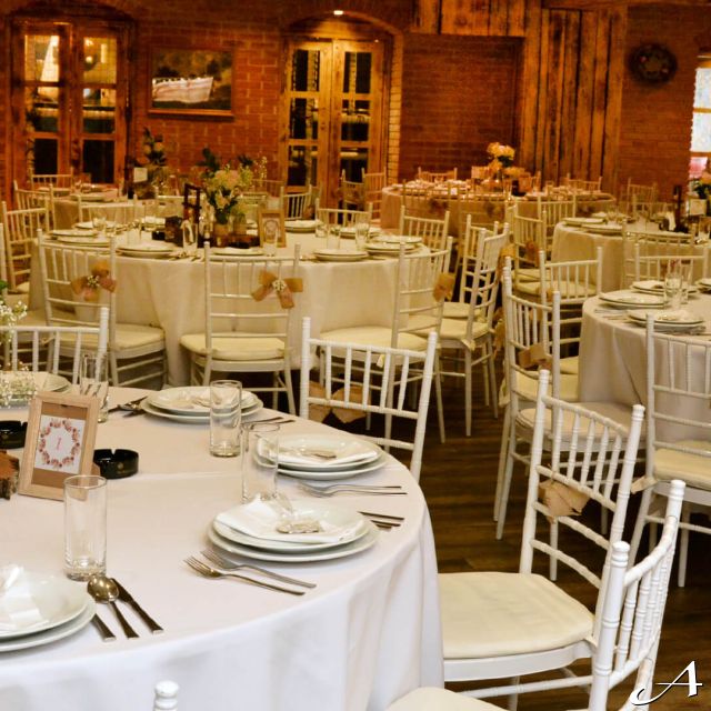 Restoran Azzaro Green Club - prazni stolovi i stolice