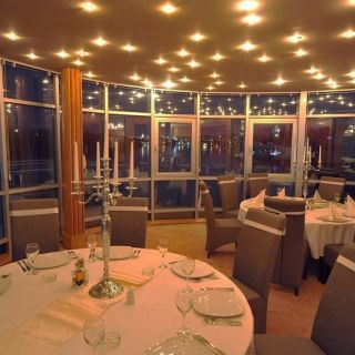 Splav restoran Sirena - praznični sto