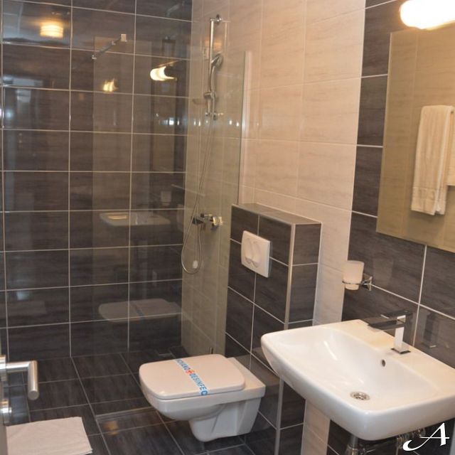 Hotel Fontana - kupatilo sa tušem