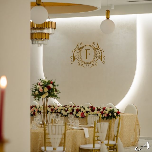 Faena Event Hall - dekorisan sto i cveće