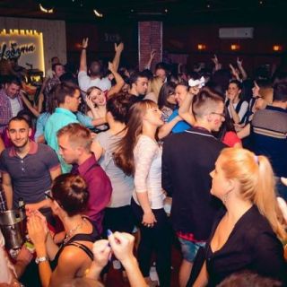 Splav kafana Uzbuna - ljudi na žurci