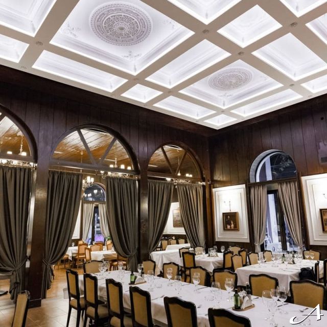 Restoran Milošev Konak - prazne stolice i stolovi