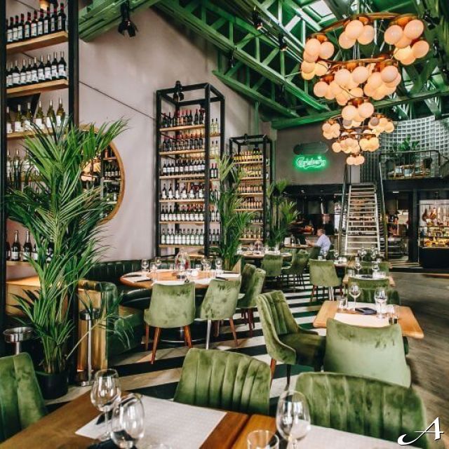 Gastro bar - enterijer sa stolovima