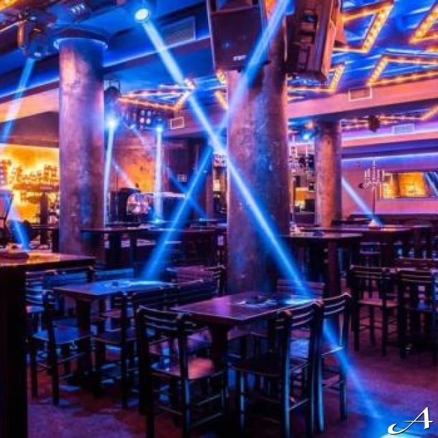 Klub kafana Tarapana - prazan enterijer sa svetlima
