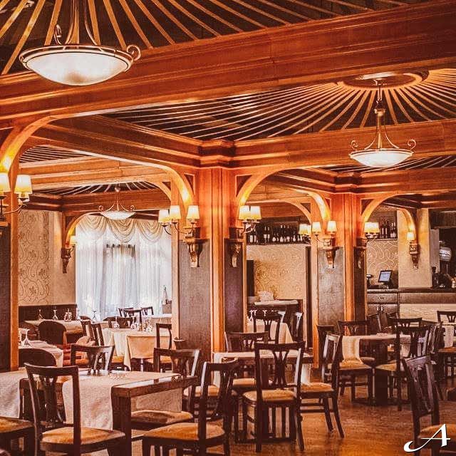 Restoran Savski venac - prazne stolice i stolovi