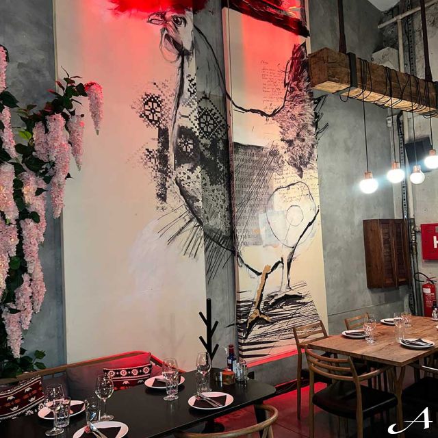 Ambar restoran - enterijer sa stolovima