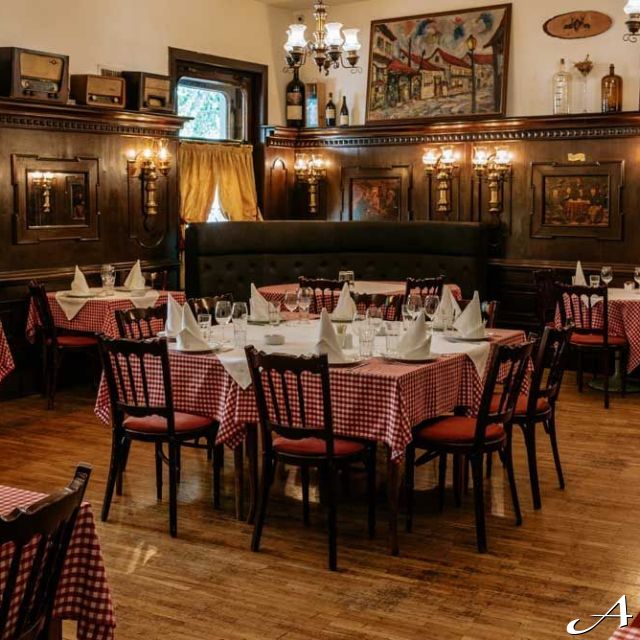 Restoran Dva jelena - prazne stolove sa stolnjacima