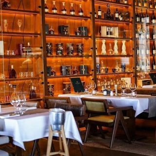 Restoran Bottega - prazni stolovi i police