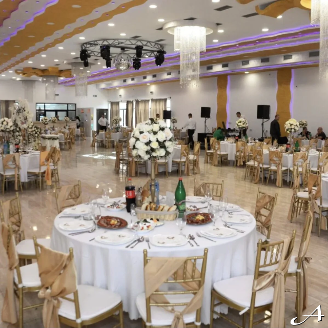Doček Nove godine - dekorisane stolove sala