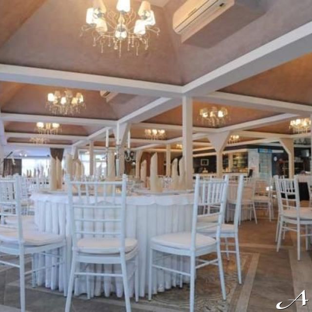 Restoran Princ - prazne stolice i stolovi